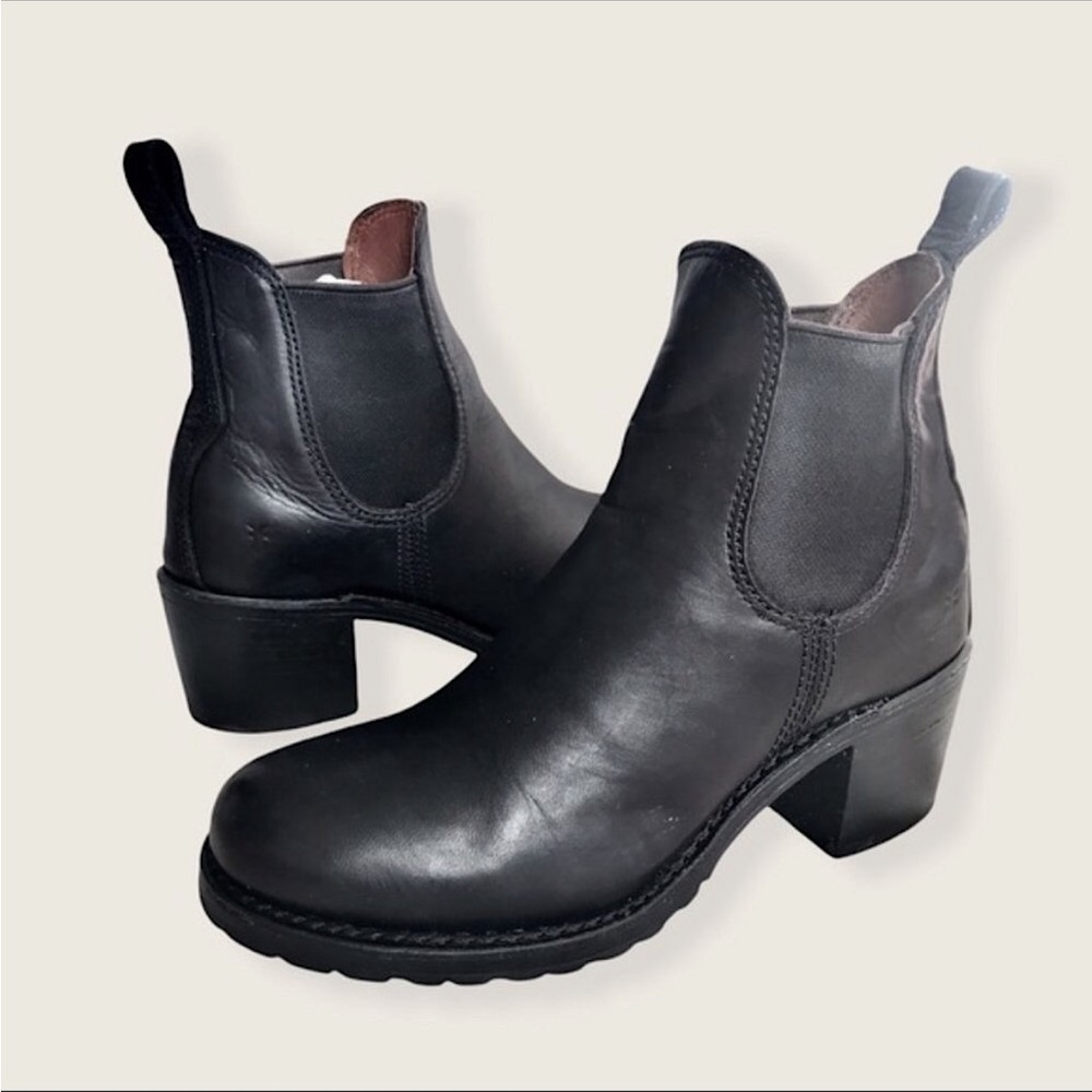 Frye Sabrina Chelsea Trendy Black Leather Classic Casual Heeled Moto Ankle Boots